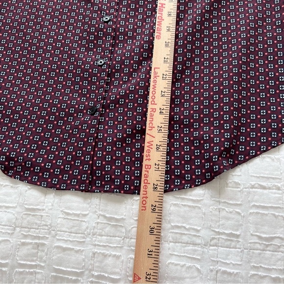 Van Heusen Jacquard Print Sleeveless V neck button down blouse EUC - Picture 2 of 7